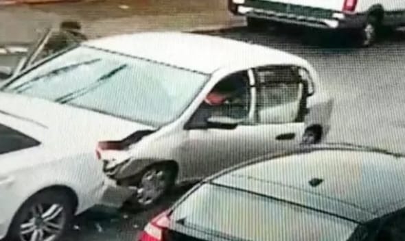 Figyeljen, mert gyorsan vége – számolja, hányan ugranak ki a koccanás után ebből a Honda Civicből