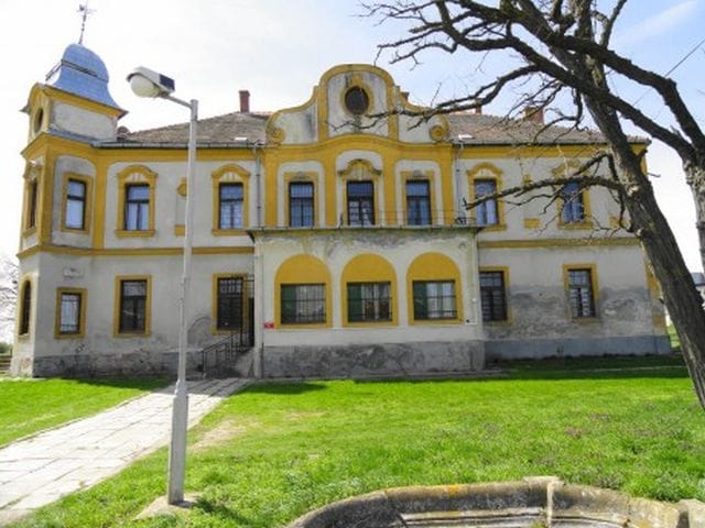 Kicsi az eladó kastély, de csak 22 milliót kérnek érte