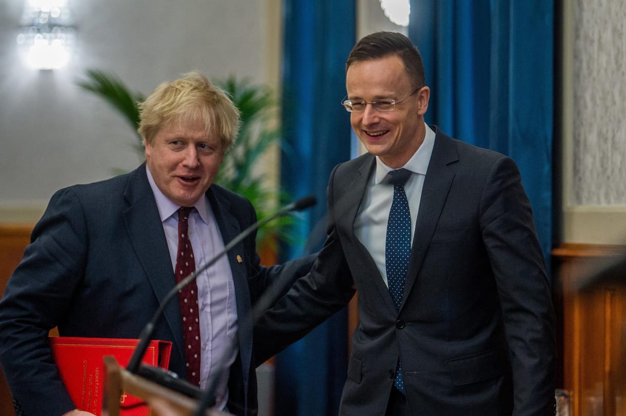 Szijjártó teljes mellszélességgel kiállt Boris Johnson mellett