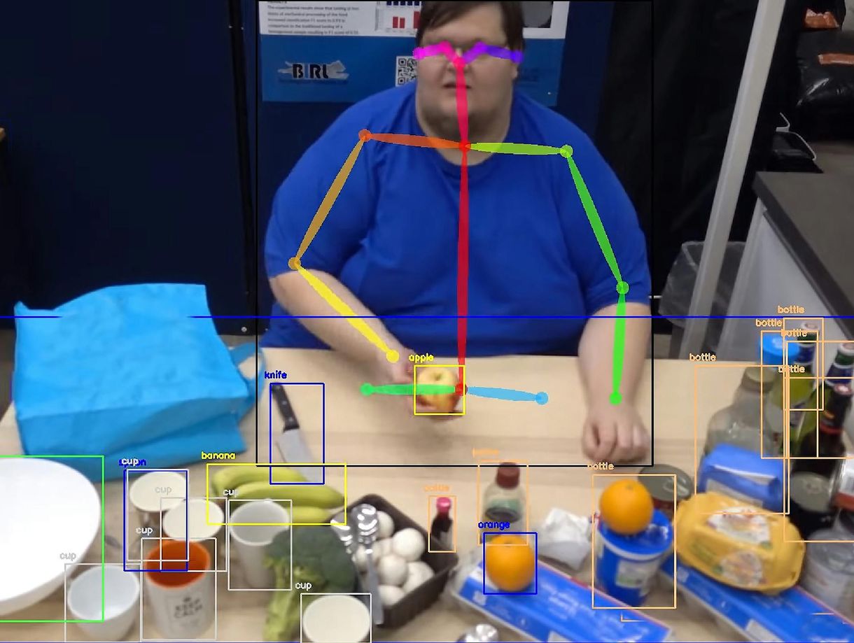 Csak megnéz pár ételvideót, abból rájön a receptre, aztán neki is áll megcsinálni az új konyhai robotgép – videó