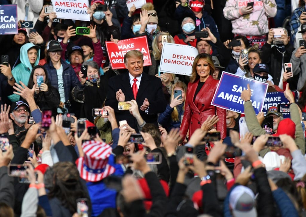 Maszk nélkül kampányolt Donald Trump Georgiában