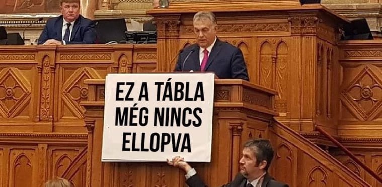 Ömlenek a mémek a Hadházy tábláját lenyúlni próbáló Orbánról, Borkai is előkerült