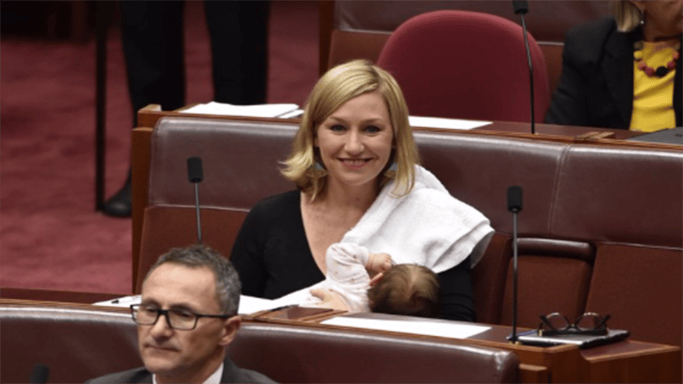 Először szoptattak babát az ausztrál parlamentben