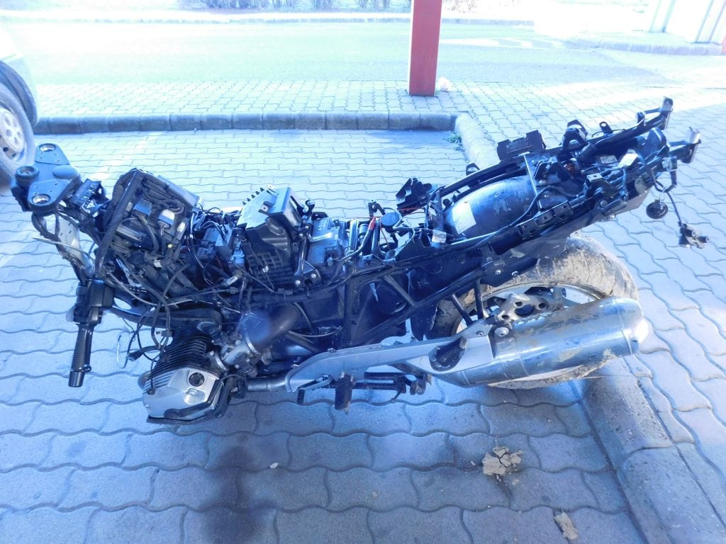 Fotók: darabjaira kapták a lopott motort a tolvajok, de így is lebuktak