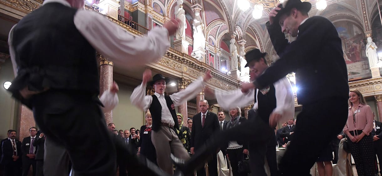 Veszélyben a Szent Korona vagy a népzene kutatása? Riadót fújtak az akadémiai dolgozók