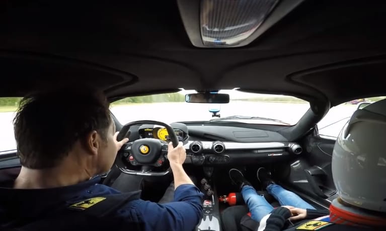 Hogy milyen érzés egy LaFerrarival 344 km/h-ra gyorsítani? A sofőr nyaka mindent elárul – videó