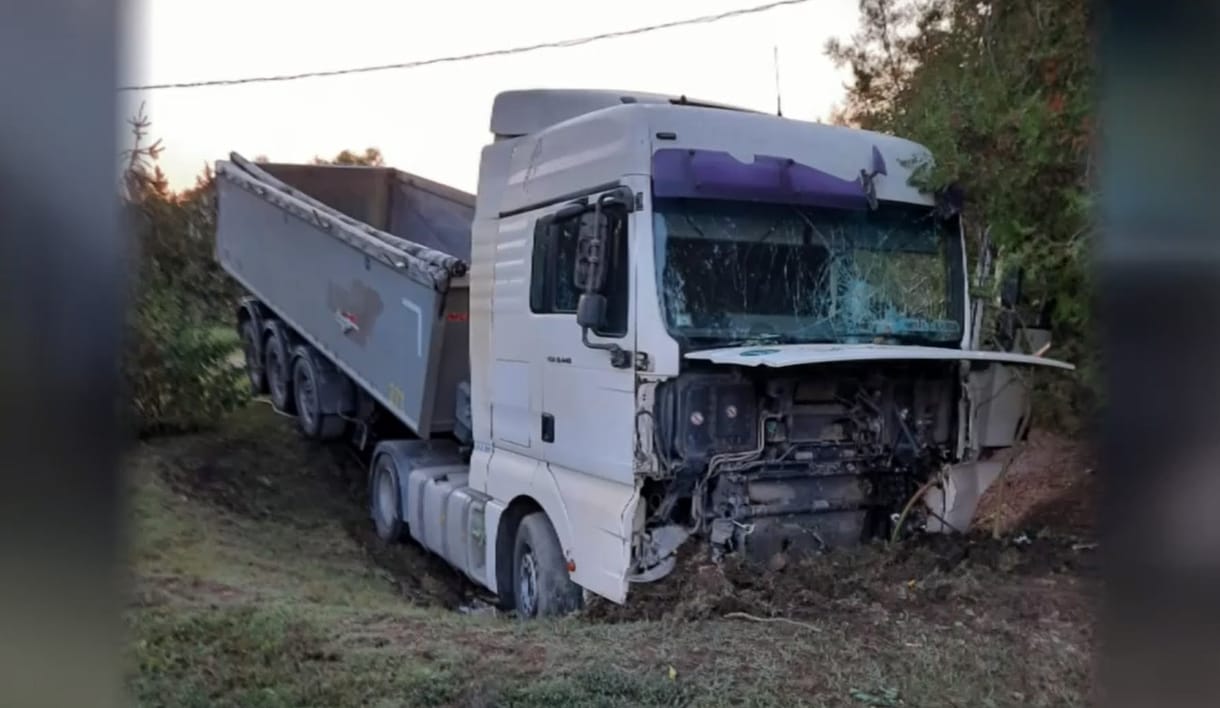 Három tanyán robogott át egy kamion, miután kizuhant belőle a sofőrje
