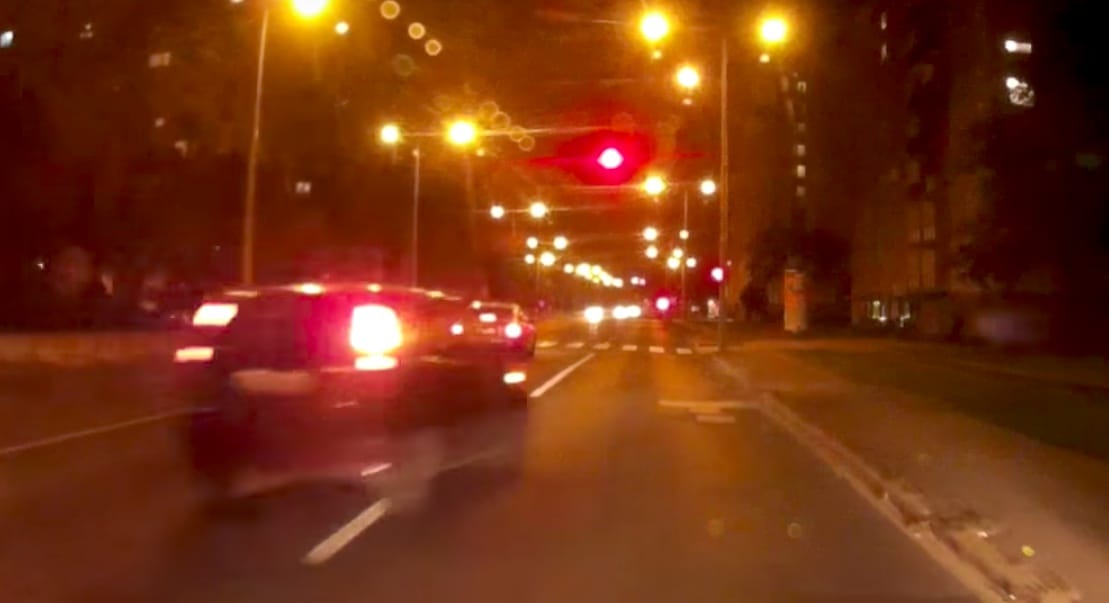 Jobbról, piros lámpánál előzött be a győri autós – videó