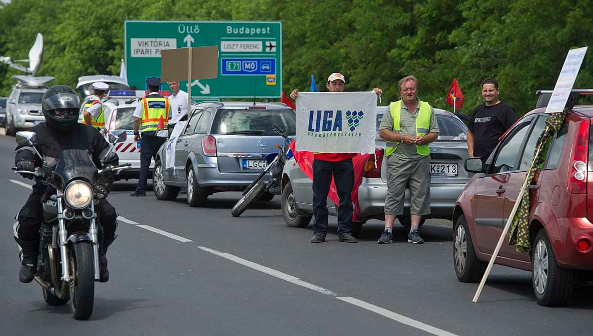 Útlezárással demonstrálnak szinte minden megyében