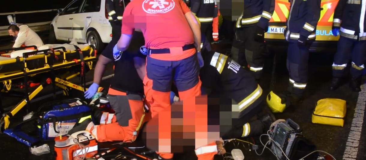 Videón, ahogyan a katasztrófavédelem újraéleszt egy embert a Ferihegyi úti baleset után