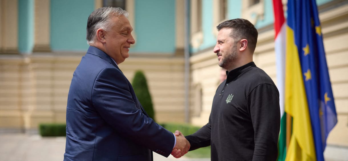 Defektet kapott Orbán Viktor konvoja Ukrajnában, a nagykövetségen szendvicset csomagoltak neki a hazaútra