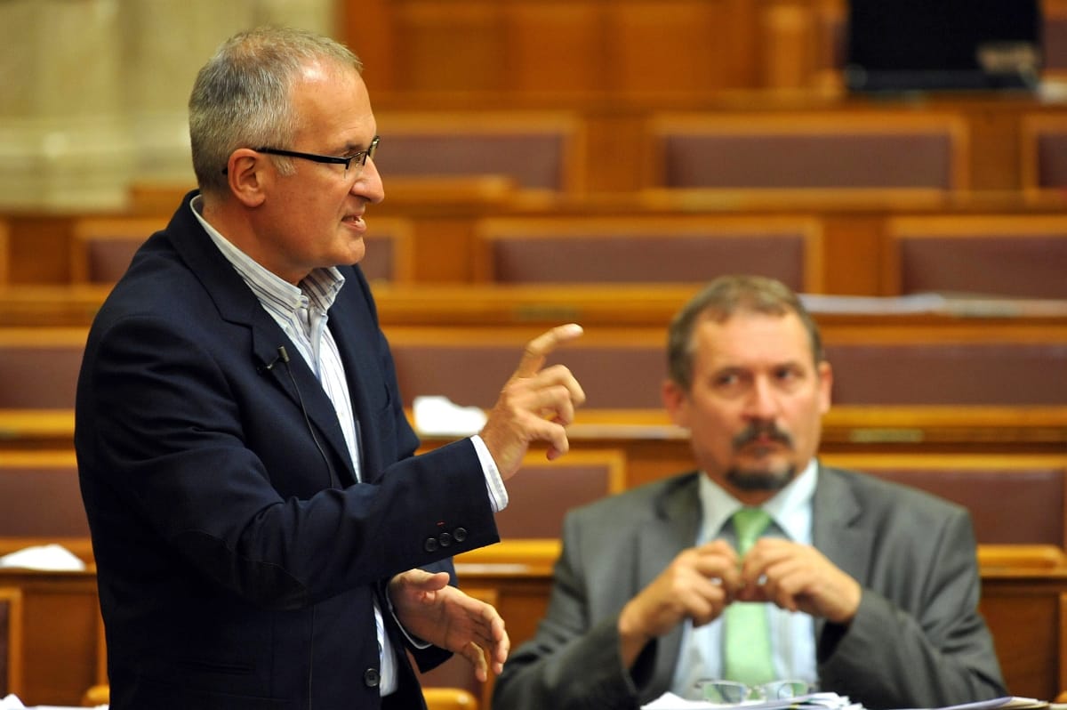 Nyomozók jelentek meg Simon házánál és az MSZP-székháznál is