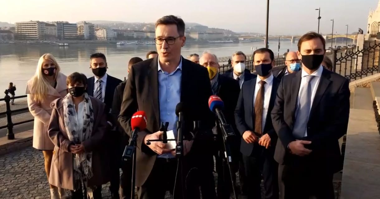 Karácsony: Egy tollat és egy noteszt sikerült elhozni a kormánytól