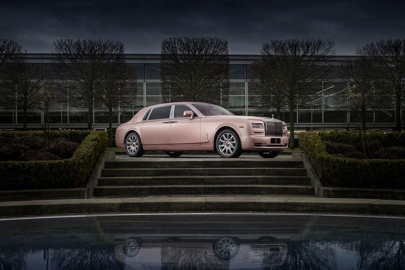 Kissé szokatlan látvány egy hosszított tengelyes Rolls-Royce rózsaszínben