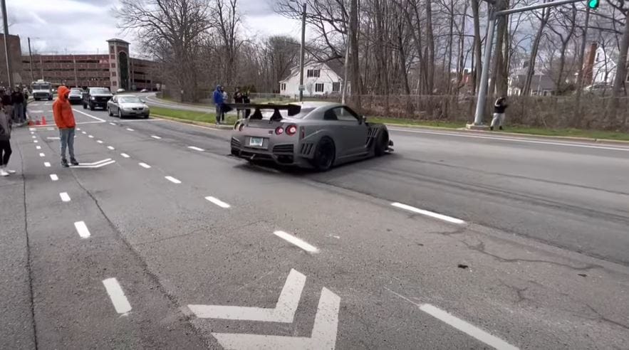 Nem sikerült méltósággal elhagynia az autós összejövetelt egy Nissan GT-R-nek – videó