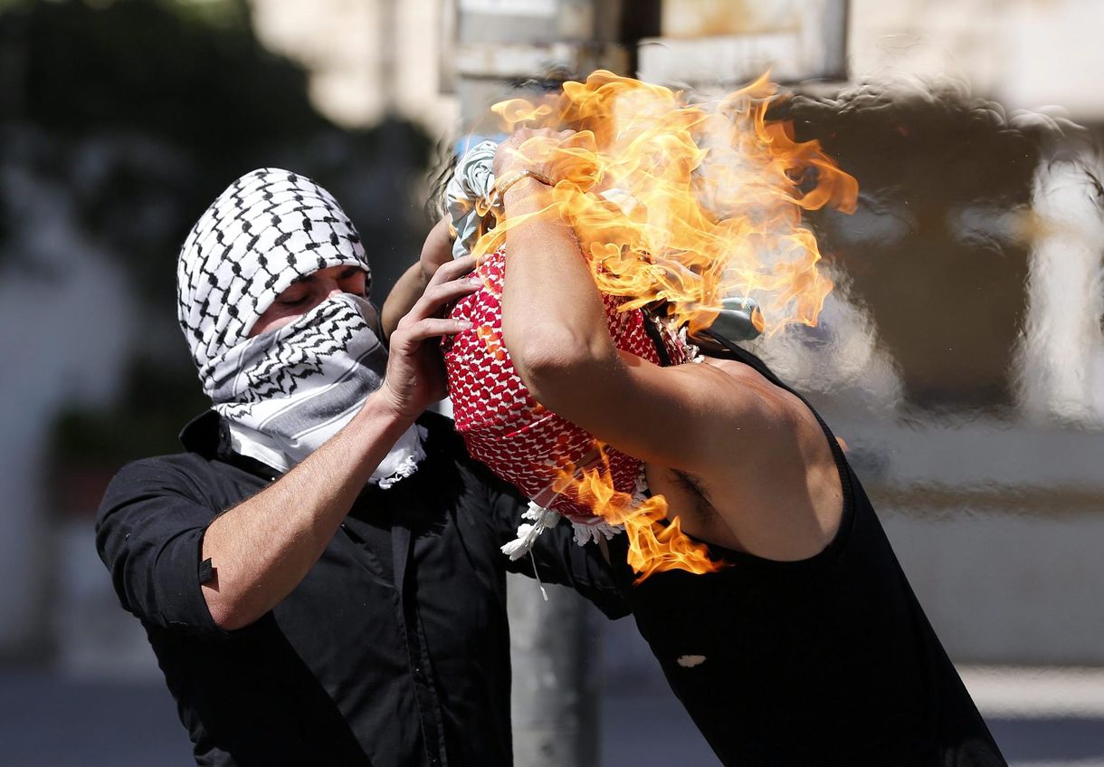 Fotó: Magát gyújtotta fel a Molotov-koktélt dobáló palesztin
