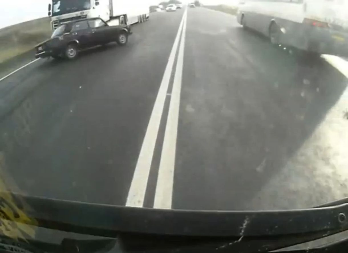 Ezt a karambolt túl lehetett élni egy Ladában? - videó