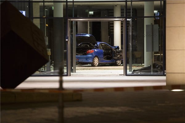 Gázpalackokkal megrakott kocsival hajtott bele egy férfi a Német Szociáldemokrata Párt székházába