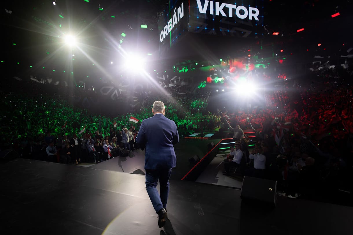 Orbán Viktor ismét üzent a harcosainak és a „Rácz nevű” szakértőről is írt