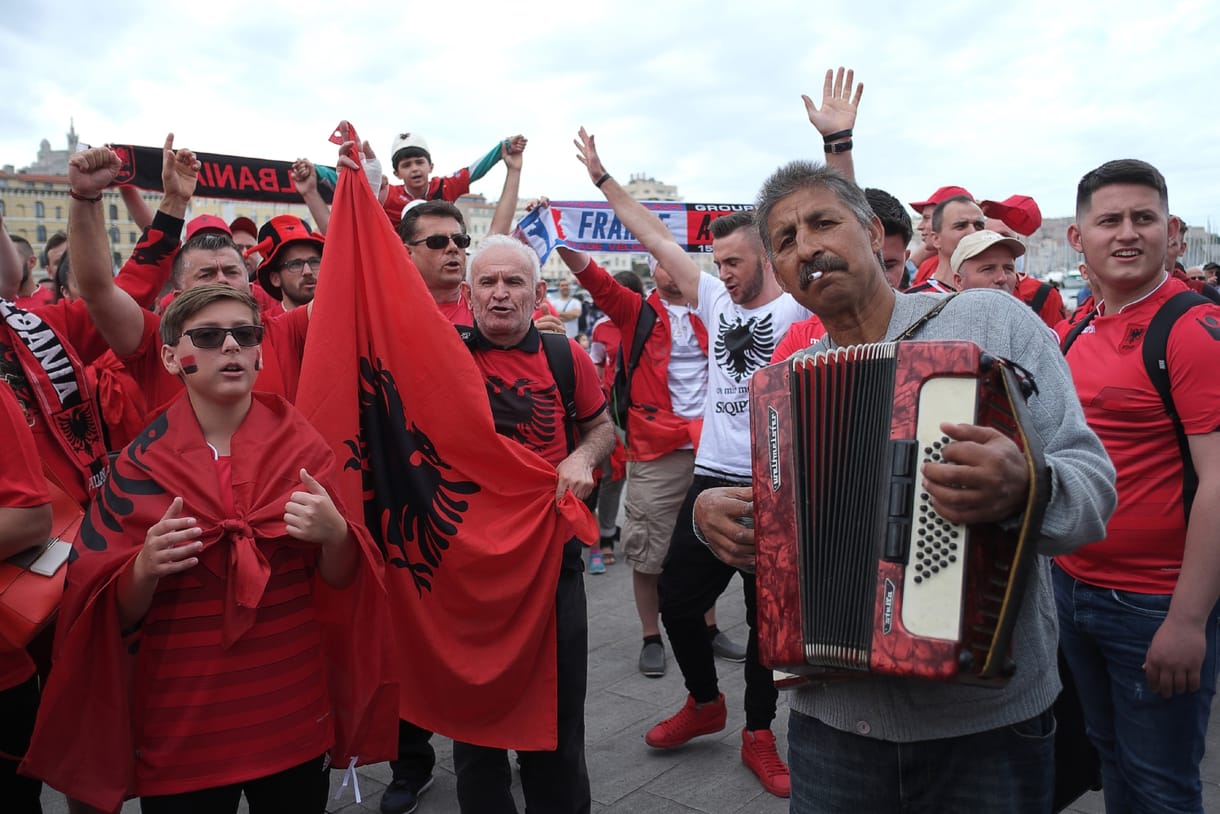 Albán drukkerek megkéseltek egy franciát és egy belgát