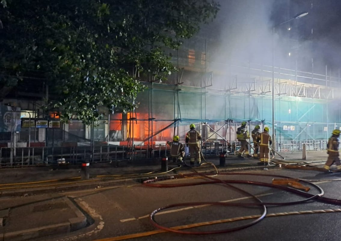 Száz ember kellett evakuálni egy lángokban álló épületből Londonban