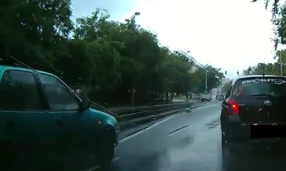 A nap videója: a suzukis, aki mindenkinél jobban siet a városban