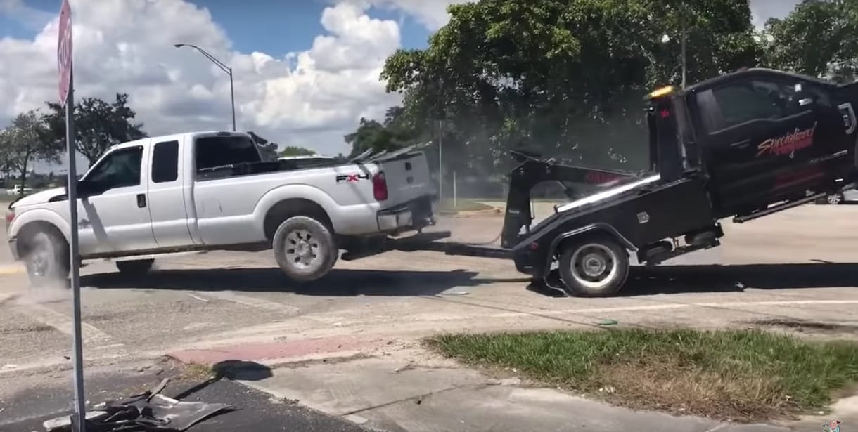 A nap videója: Kétségbeesetten küzd a Ford F-150 sofőrje, hogy visszalopja az autóját