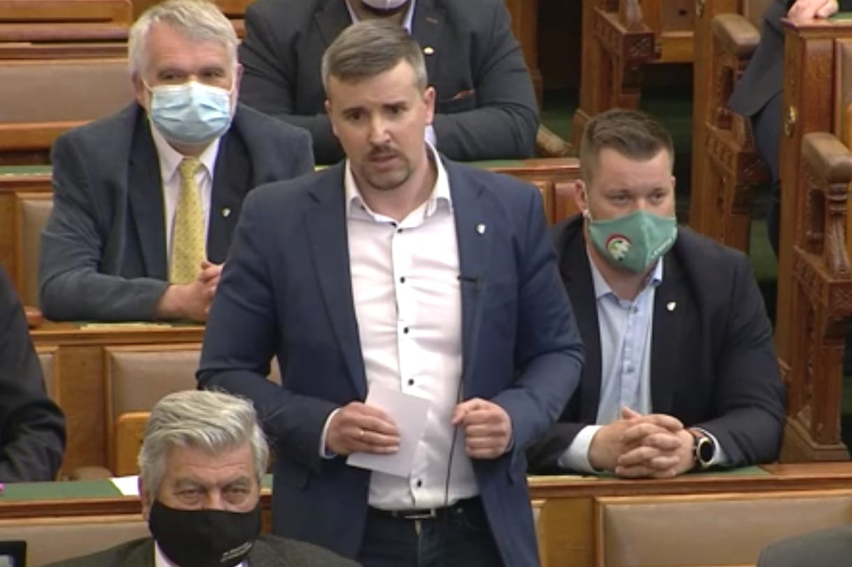 „Önökből kijönne a komplett magyar börtönválogatott” – mondta Jakab, aztán elvették tőle a szót a parlamentben