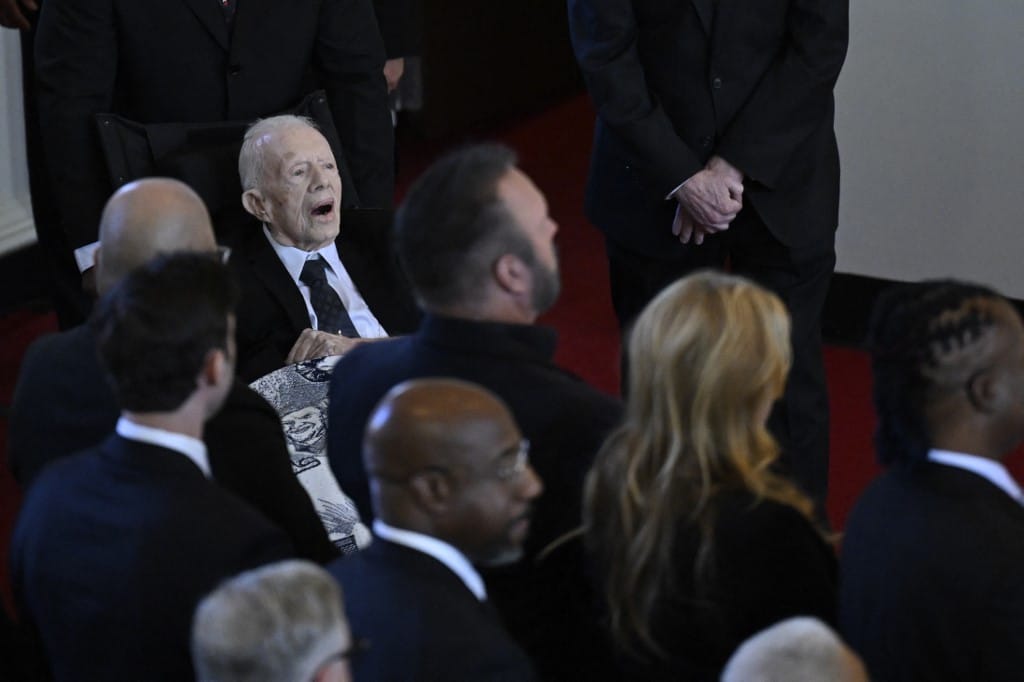 Az utolsó pillanatig fogták egymás kezét: a 99 éves Jimmy Carter is megjelent felesége, Rosalynn Carter temetésén