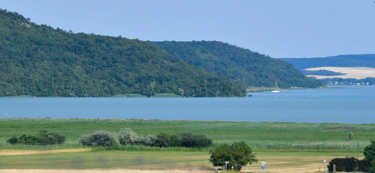 Évtizedek után felmelegített fejlesztési tervektől féltik a Balaton ökológiai ékszerdobozát