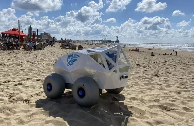Ez a kis robot megkérdezi az embert, szemetet lát-e, és ha a válasz igen, összeszedi