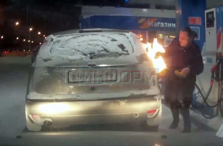 Ilyen nincs: tankolás közben öngyújtóval nézte meg a tankot – videó