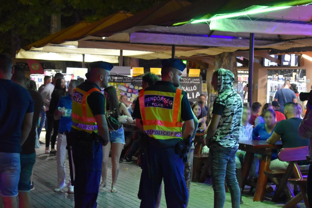 Prostituáltakat, illegális árusokat, részeg sofőröket csíptek el a siófoki éjjeli razzián - videóval