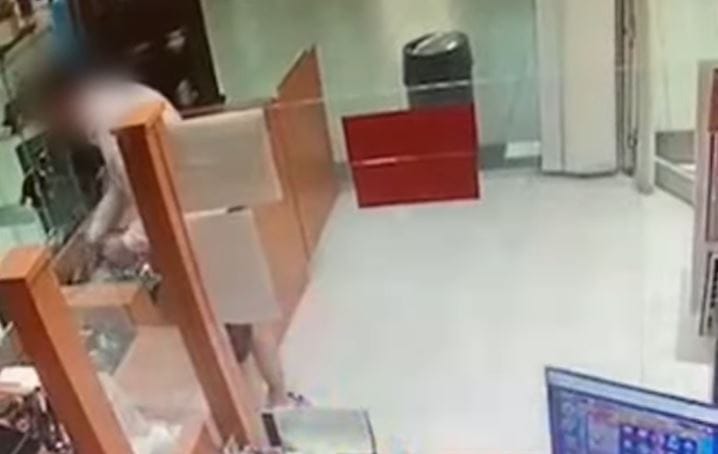 Besétált egy óbudai zálogfiókba egy férfi és egy kalapáccsal kirabolta - videó