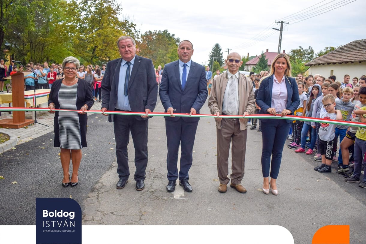 Boldog István átadott egy parkolót, egy kisifú még trombitált is neki