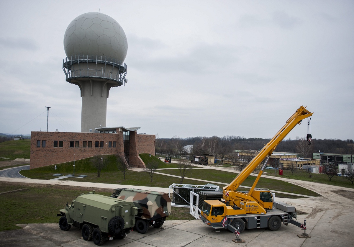 Fotó: helyére kerül a medinai NATO-radar legfontosabb része