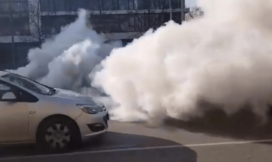 Videó: hatalmas füsttel lett „öngyilkos” egy Mazda motorja a Soroksári úton