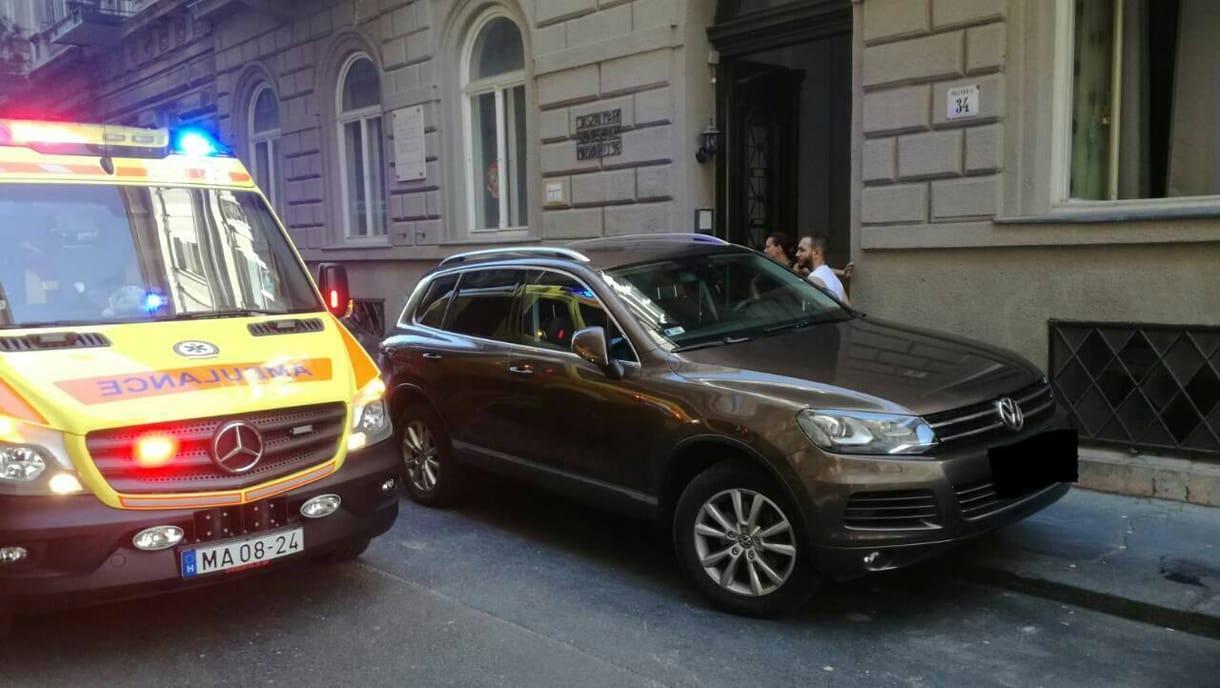Újraélesztett beteget vittek volna el a mentők, de elállta az útjukat egy tilosban parkoló autó
