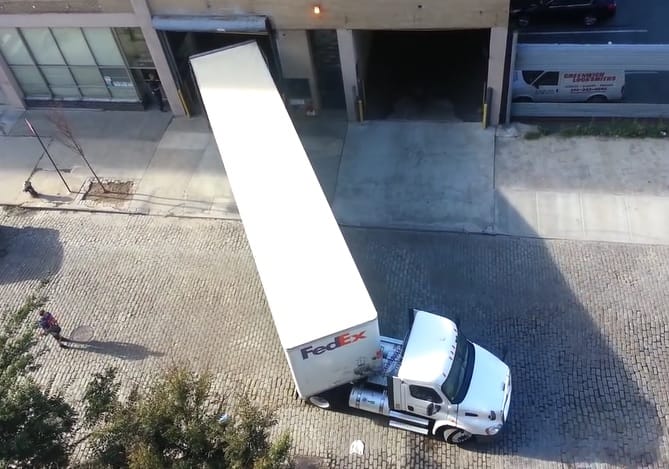 Szinte művészet, ahogy ez a nyerges vontató betolat a keskeny garázsba – videó