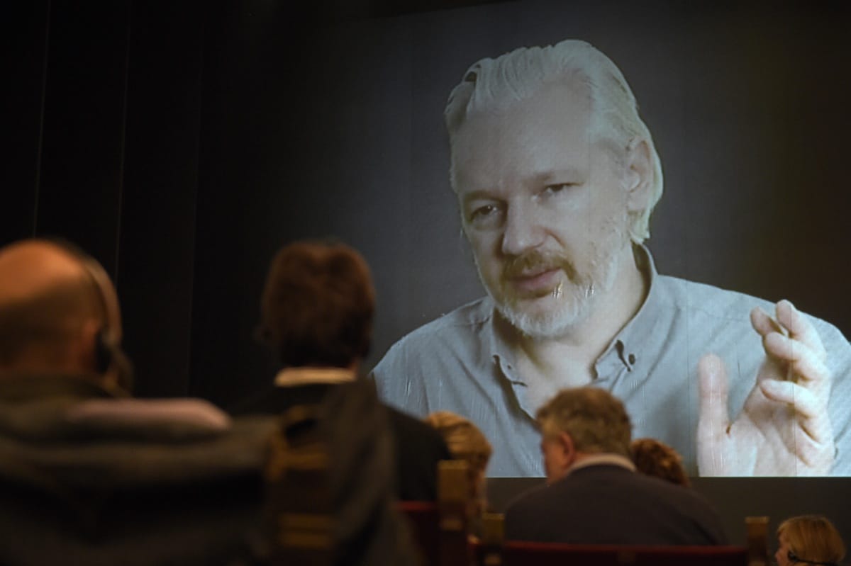 Már nem őrzik a rendőrök Assange búvóhelyét
