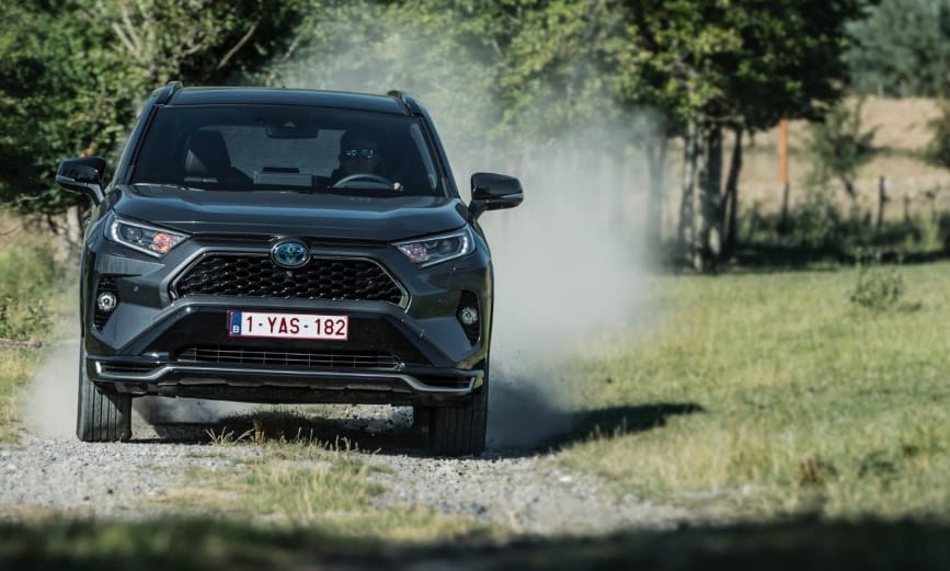 Az ígértnél messzebb gurul villannyal a plugin hibrid Toyota RAV4