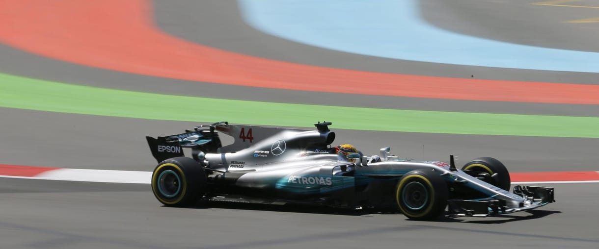 Lewis Hamilton megdöntötte Senna csúcsát, pole pozícióból indul Bakuban