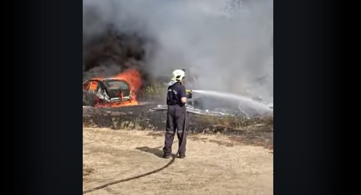 Hatalmas lángokkal ég az aljnövényzet Tompánál, tanyák is veszélyben vannak – videó