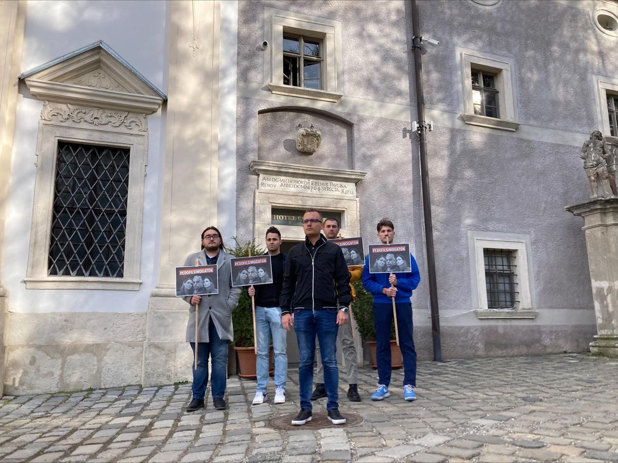 Feljelentették a DK aktivistáit miután „pedofilsimogatók” táblával tüntettek a kormányülés helyszínén