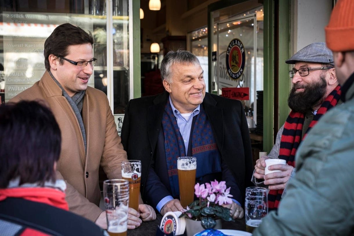 Berlin küldött Orbánnak egy puszit, és lekevert egy pofont