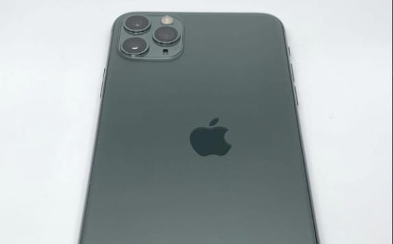2700 dollárt fizettek ki egy iPhone-ért, amelyen elcsúszott a logó