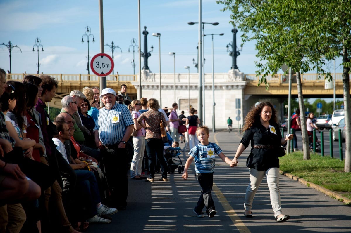 Sárgacsillagos flashmob a Képviselői Irodaháznál