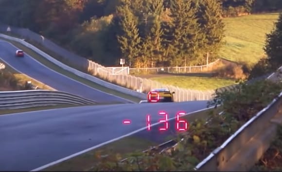 Lebuktak a szájhősök: videóra vették, ki nyomja igazán a gázt a Nürburgringen