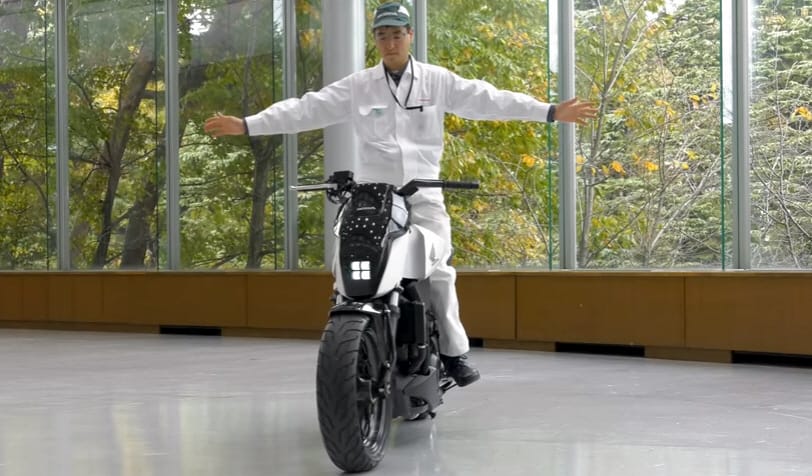 Egészen bizarr látvány a magától egyensúlyozó Honda motor – videó