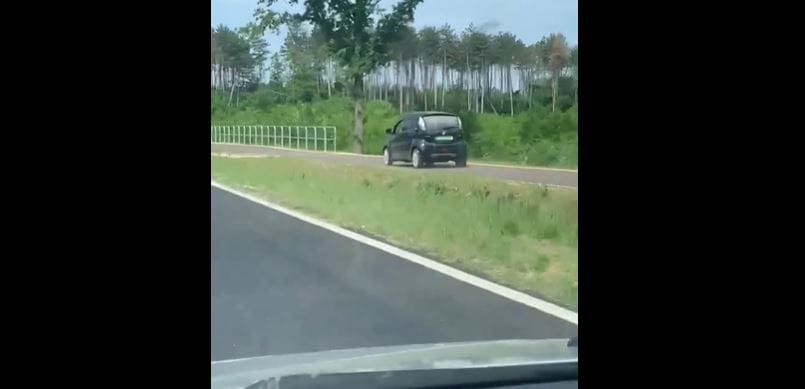 Százas tempó felett száguldott egy autós a bicikliúton Győrnél – videó